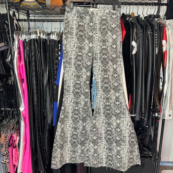 We The Free People "Just Float On" Snake Print Flare Jeans – Size 29 – NWOT - Picture 12 of 12